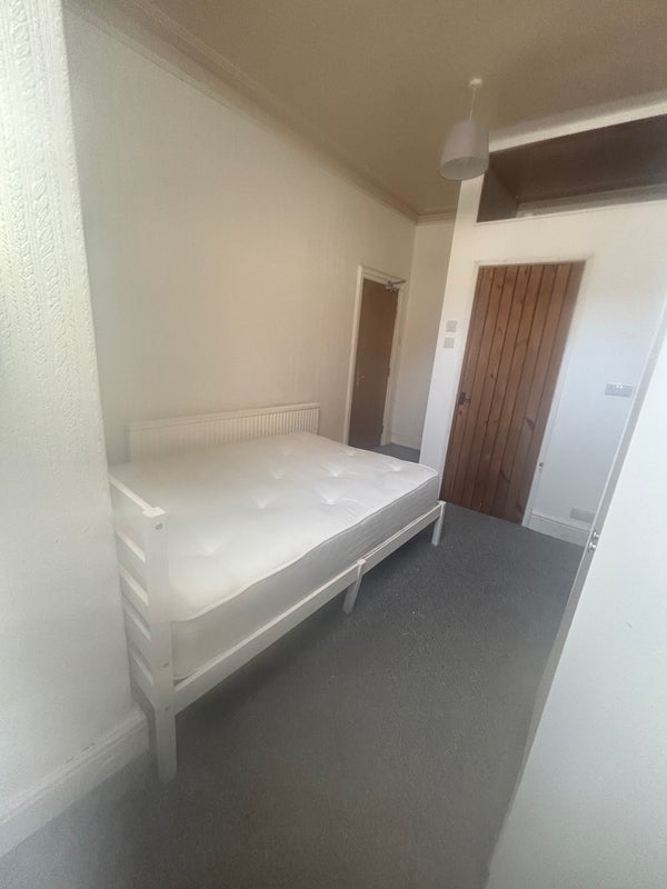 Room Lords Avenue in Salford