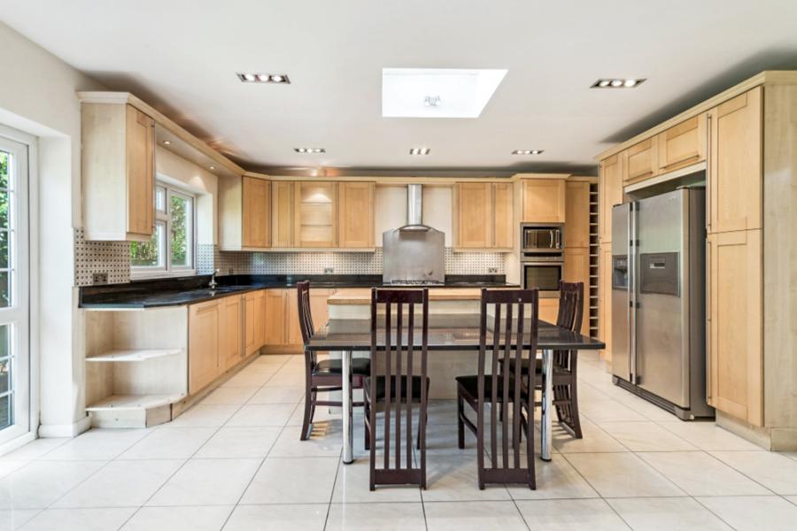 House Anglesmede Crescent in Greater London