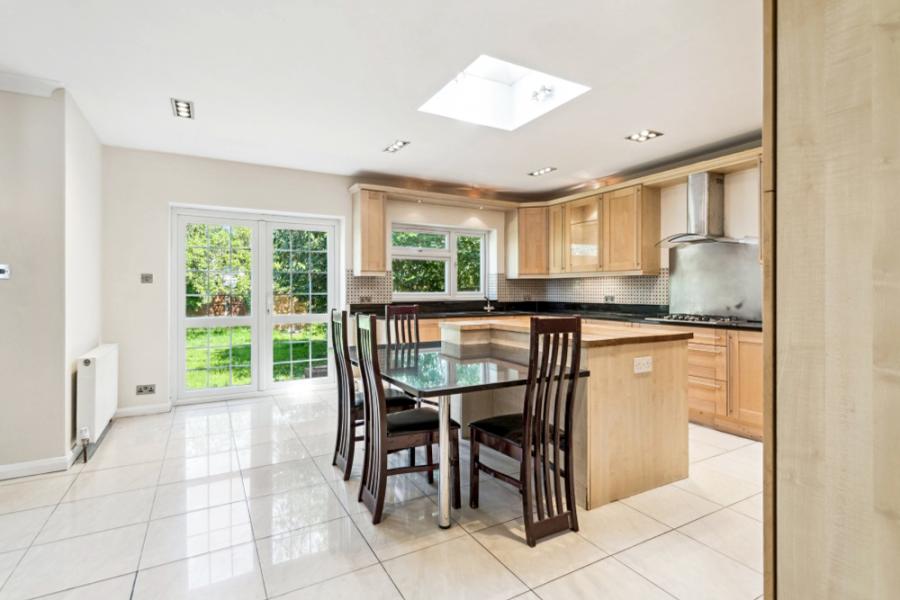 House Anglesmede Crescent in Greater London
