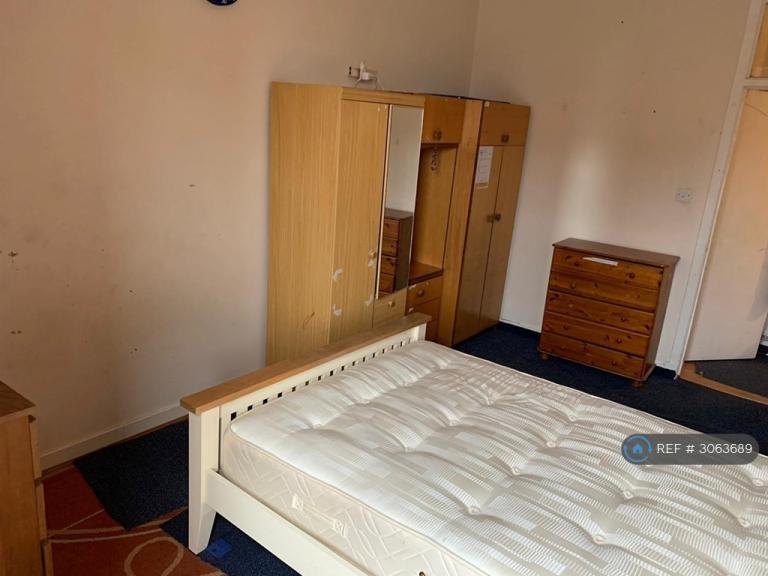 Room Clarendon Place in Glasgow
