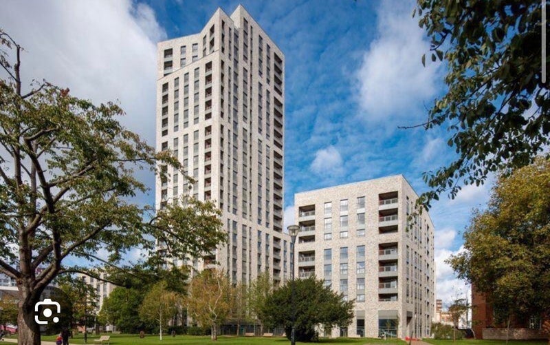 Flat Courthouse Way in Greater London