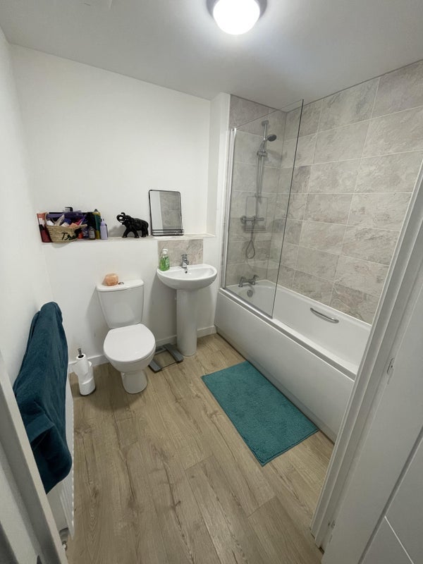Room Hawkfield Road in Bristol