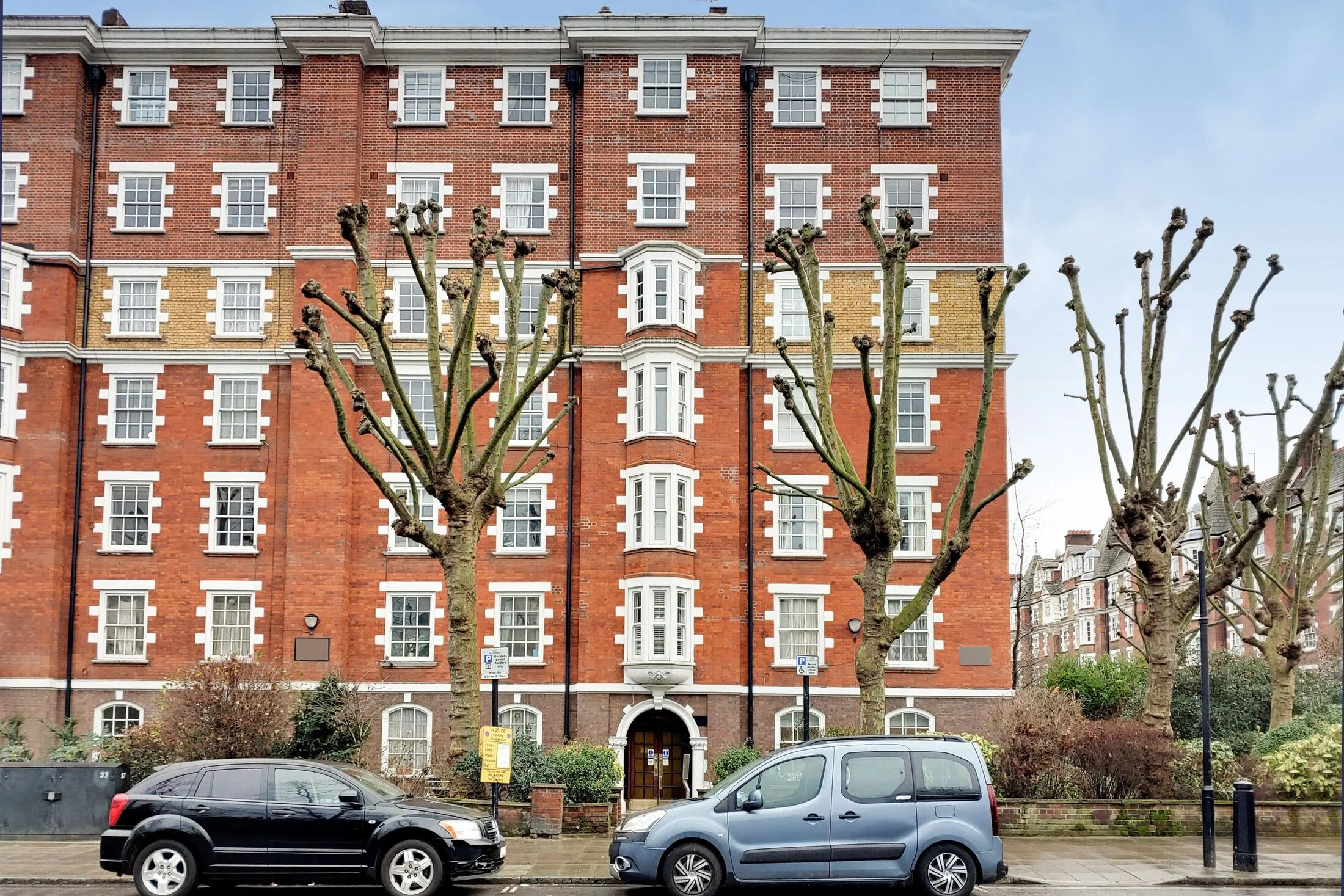 Flat Grove End Road in City of Westminster