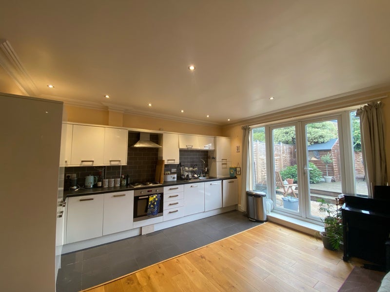 Room Elthruda Road in Greater London