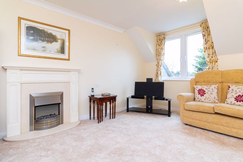 Flat Limpsfield Road in Greater London