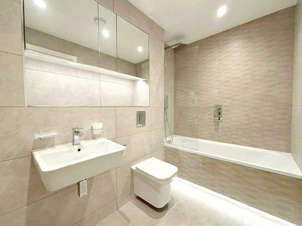 Flat Farnborough Road in Rushmoor