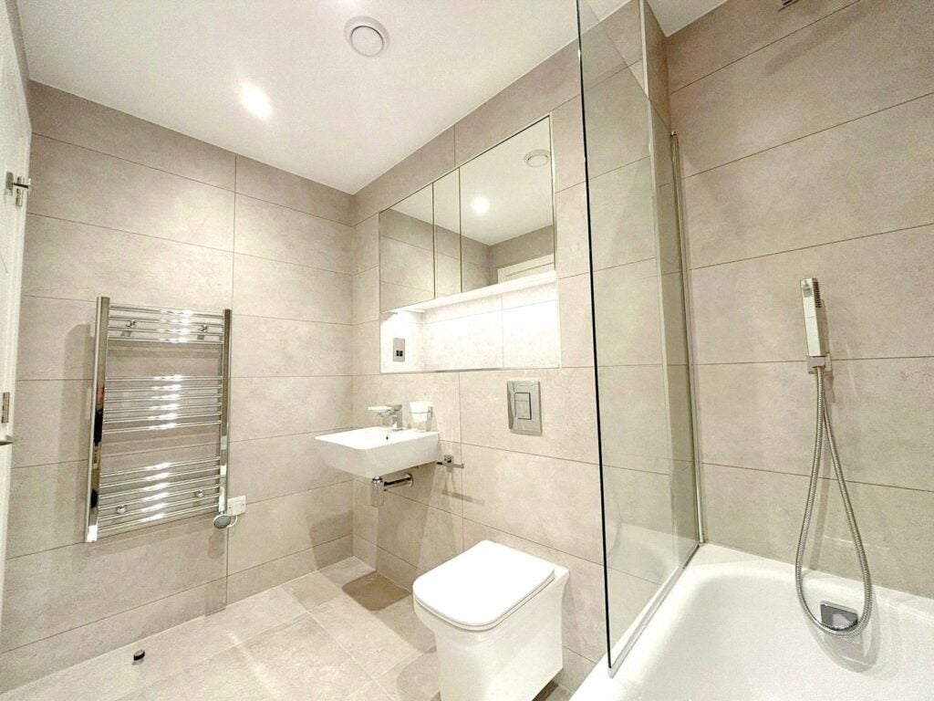 Flat Farnborough Road in Rushmoor