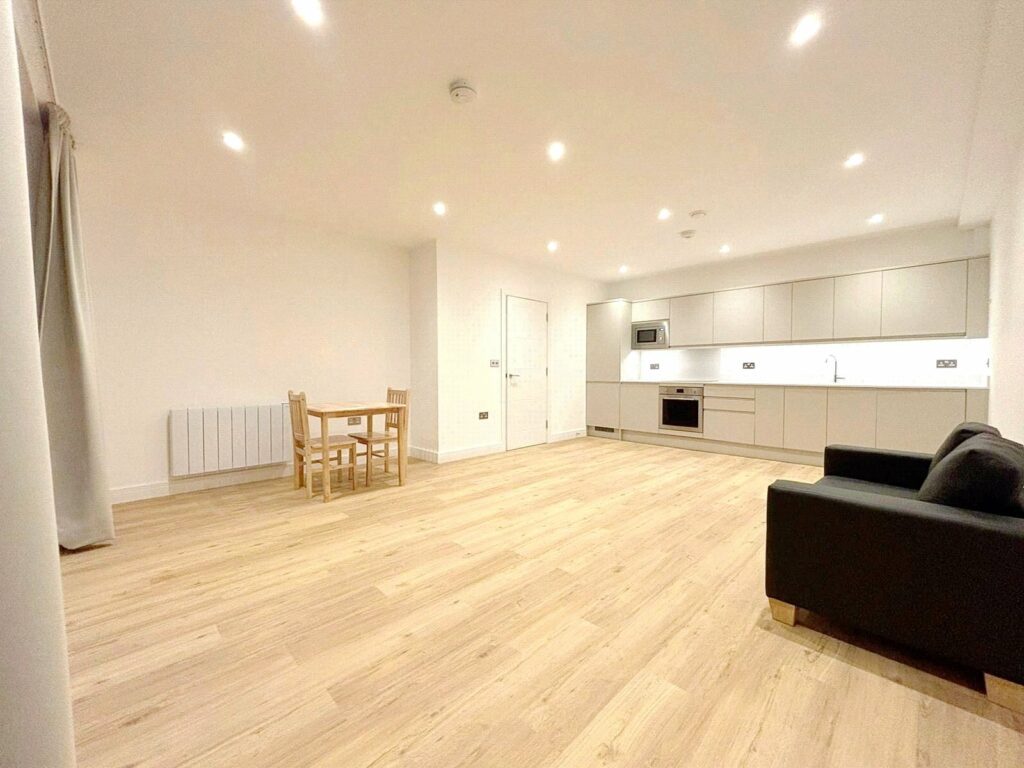 Flat Farnborough Road in Rushmoor