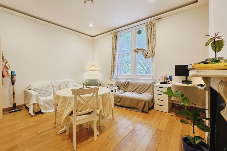 Flat Fitzjohn's Avenue in London