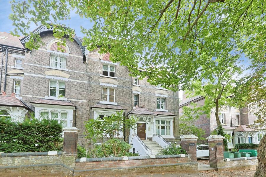 Flat Fitzjohn's Avenue in London