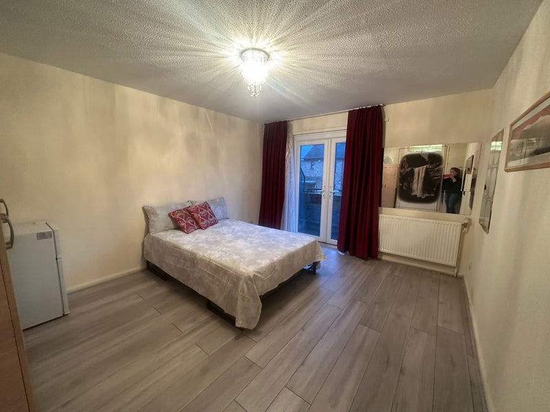 Room Ermine Road in Greater London