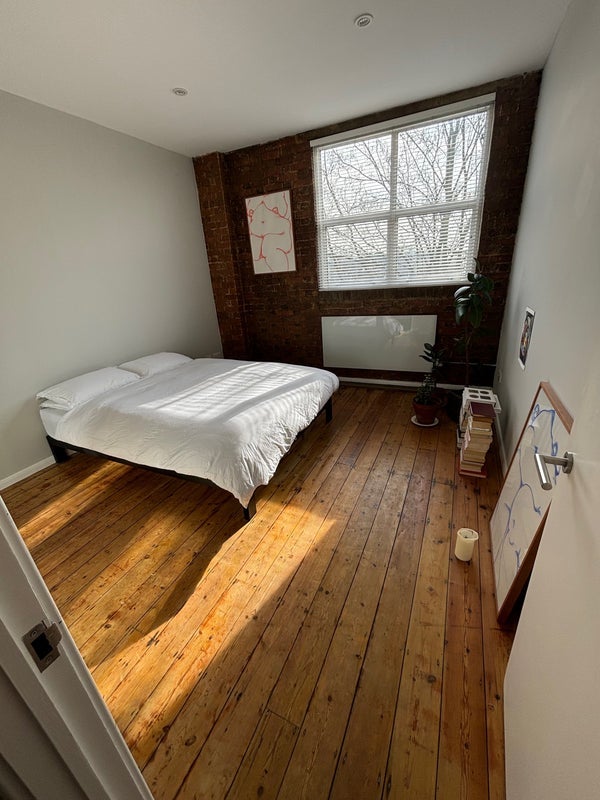 Room Downs Park Road in Greater London