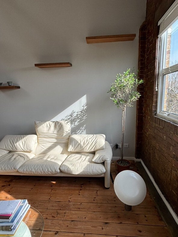Room Downs Park Road in Greater London