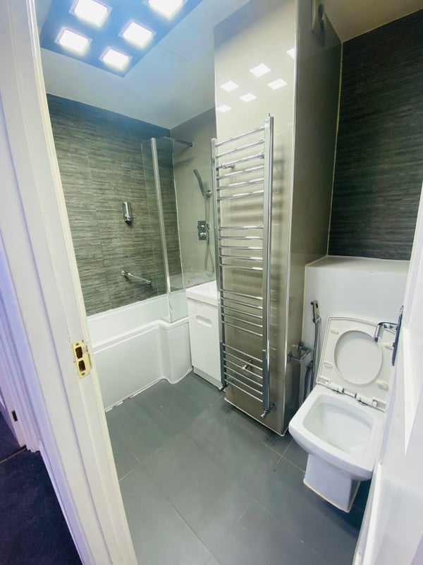 Room Manchester Road in Greater London