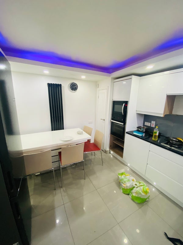 Room Manchester Road in Greater London