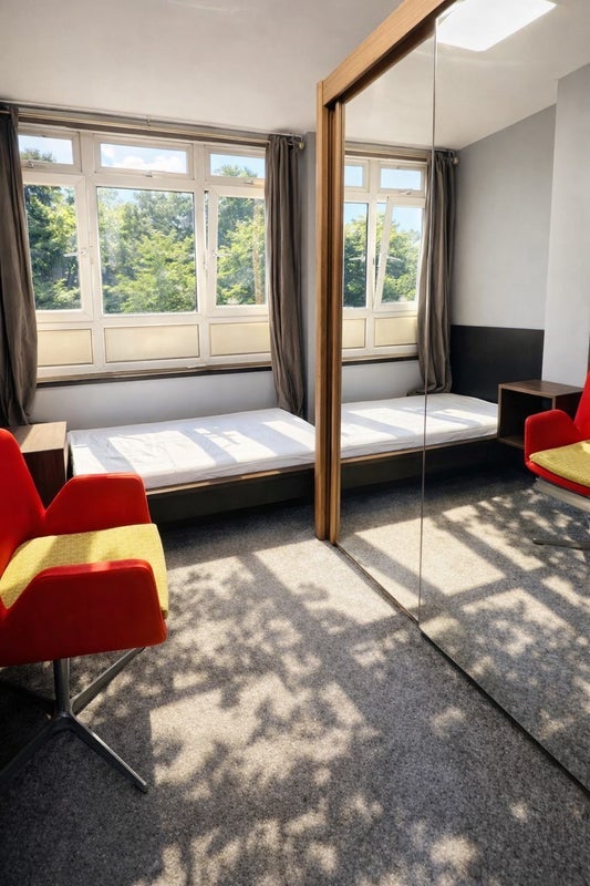 Room Manchester Road in Greater London