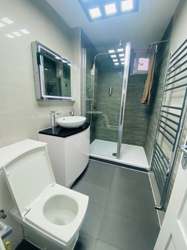 Room Manchester Road in Greater London
