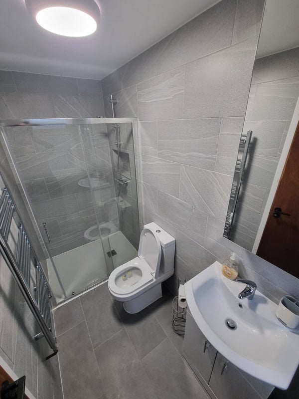 Room Empire Avenue in Greater London