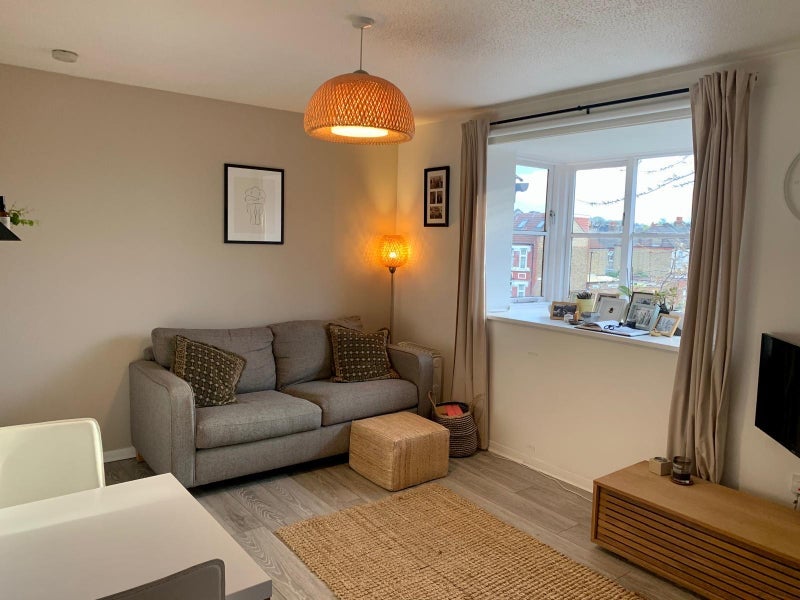 Flat Warwick Gardens in Greater London