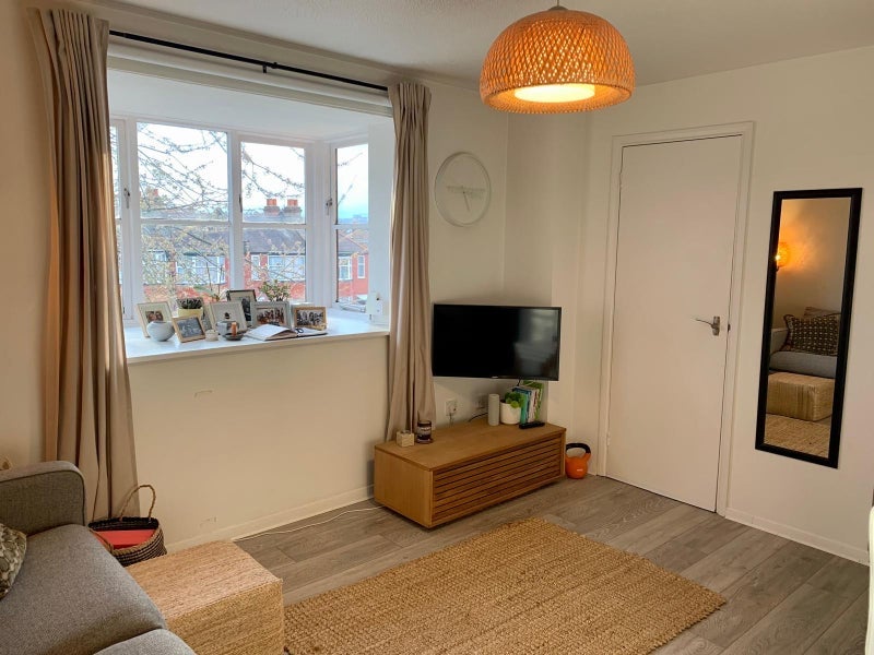 Flat Warwick Gardens in Greater London