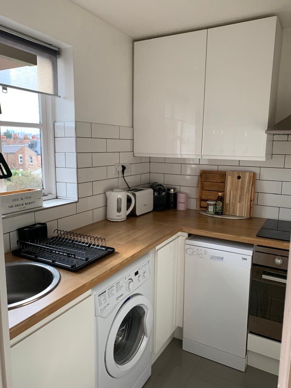 Flat Warwick Gardens in Greater London