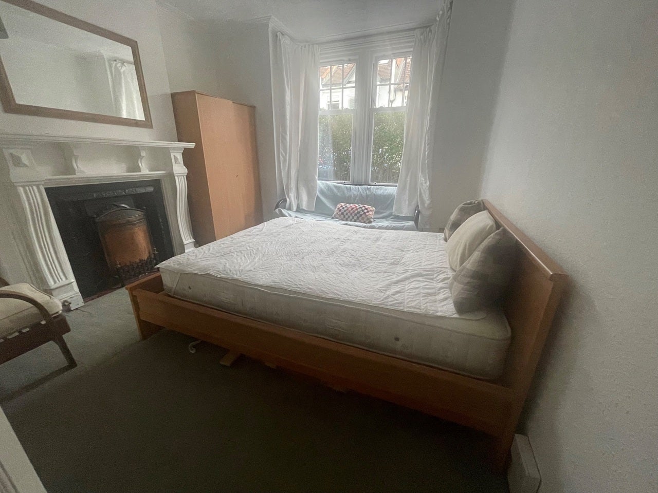Room Mandrake Road in Greater London