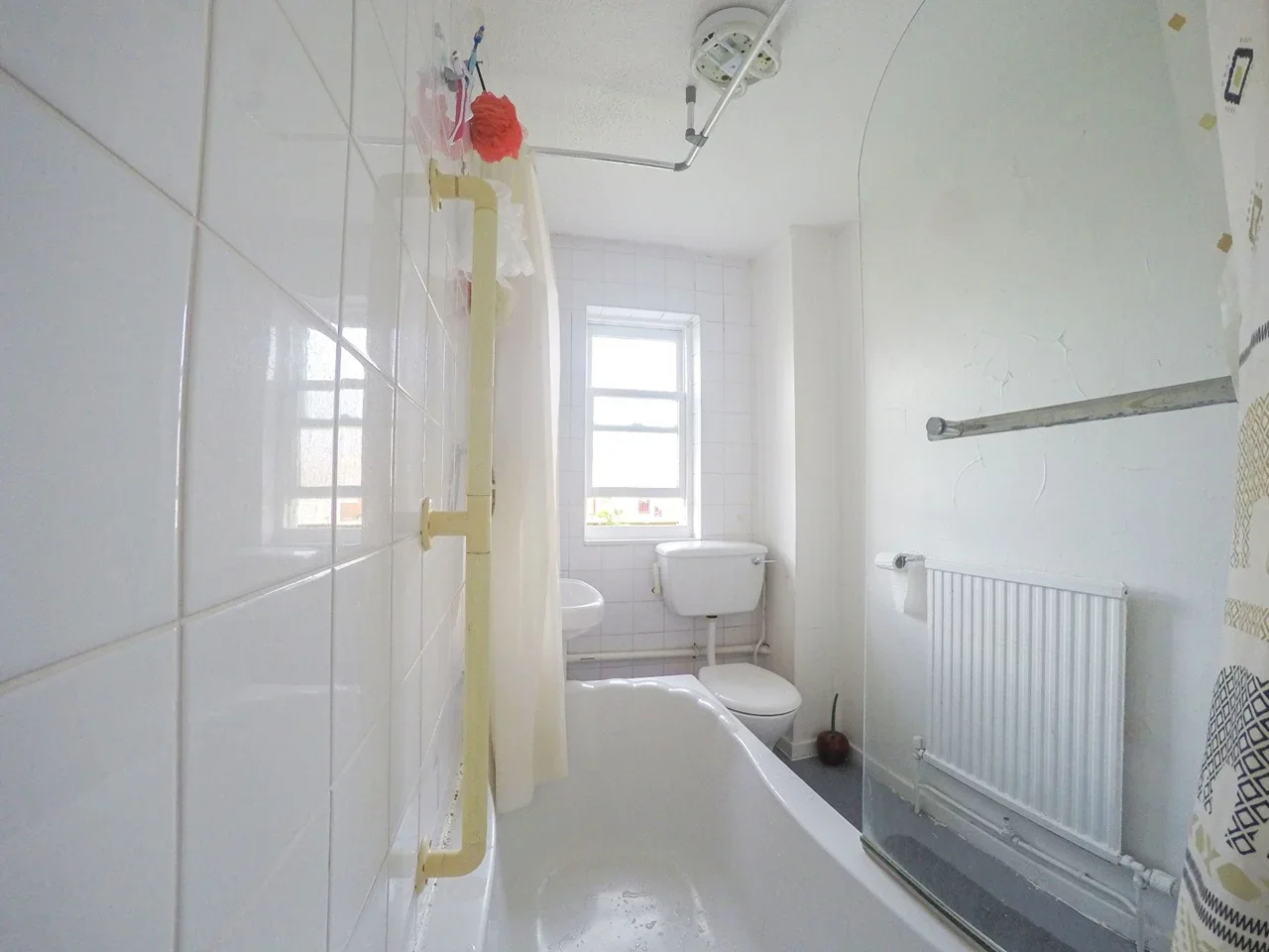 Room Chesnut Road in Greater London