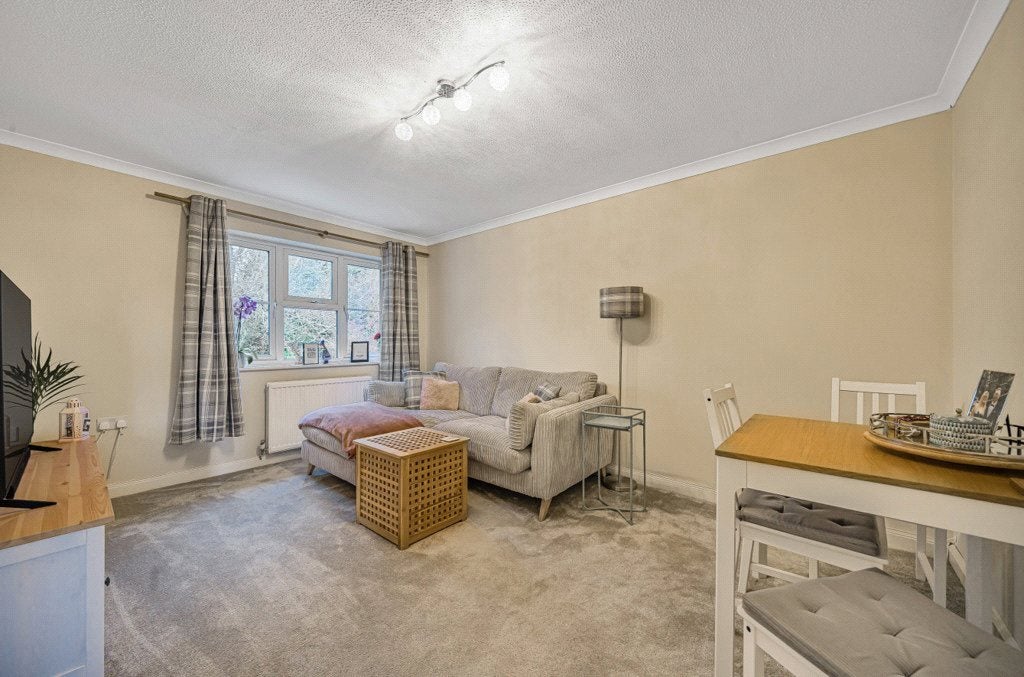 Flat Felthorpe Close in Earley