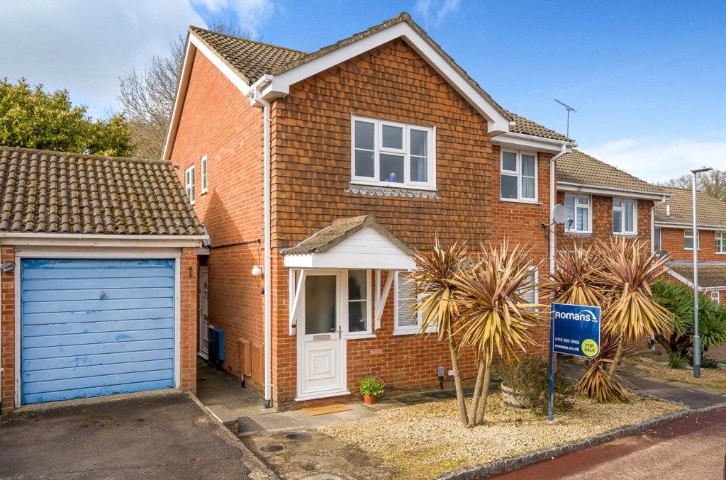 Flat Felthorpe Close in Earley