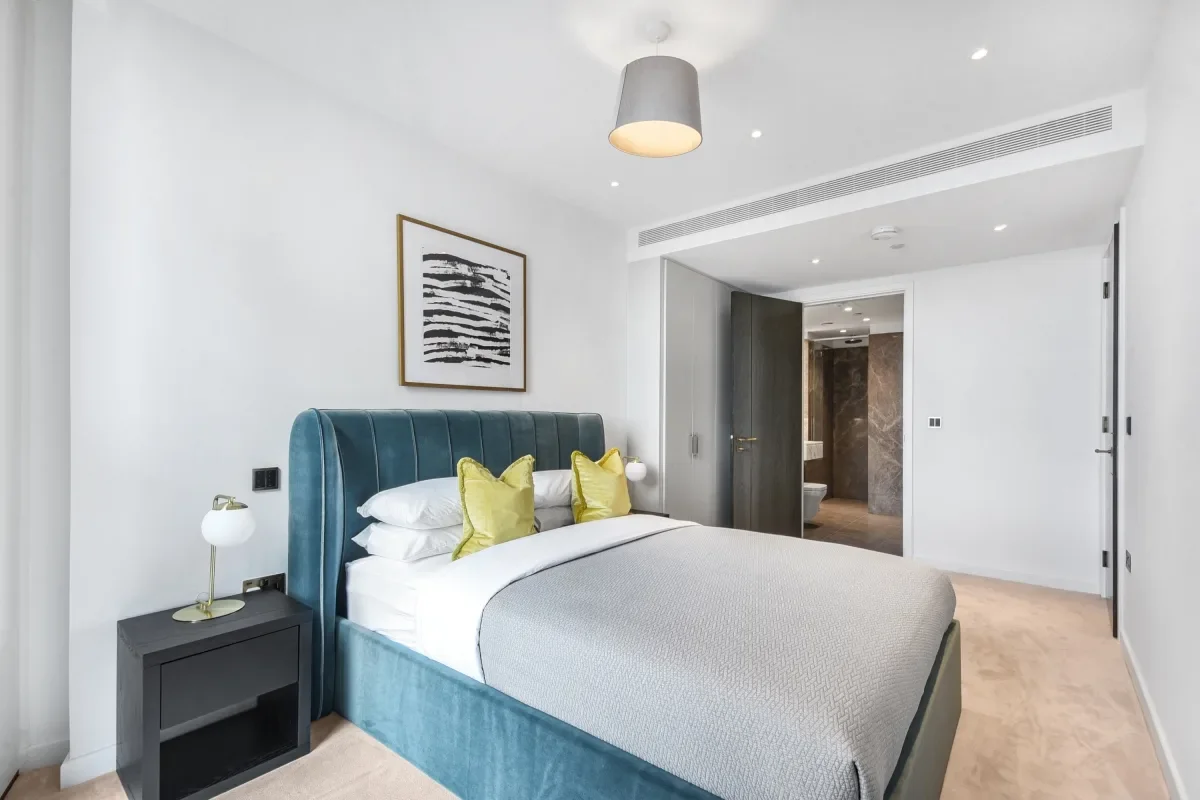 Flat Carnation Way in Greater London