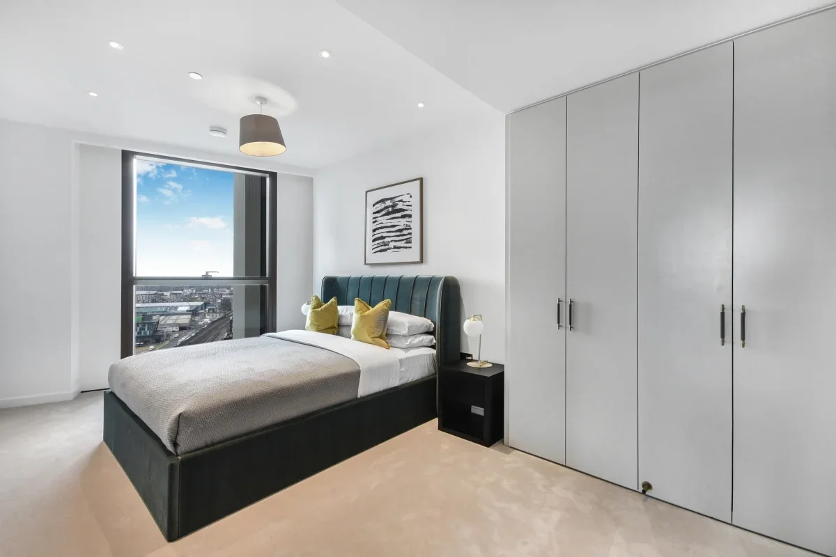 Flat Carnation Way in Greater London