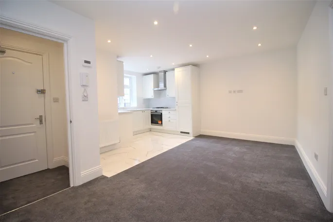 Flat Roxborough Park in Greater London