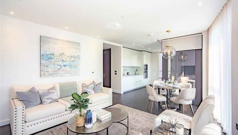 Flat Ponton Road in Greater London