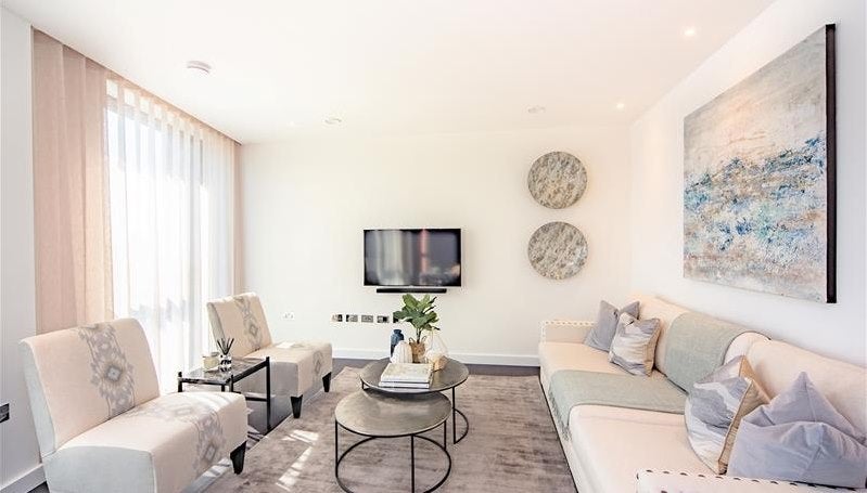 Flat Ponton Road in Greater London
