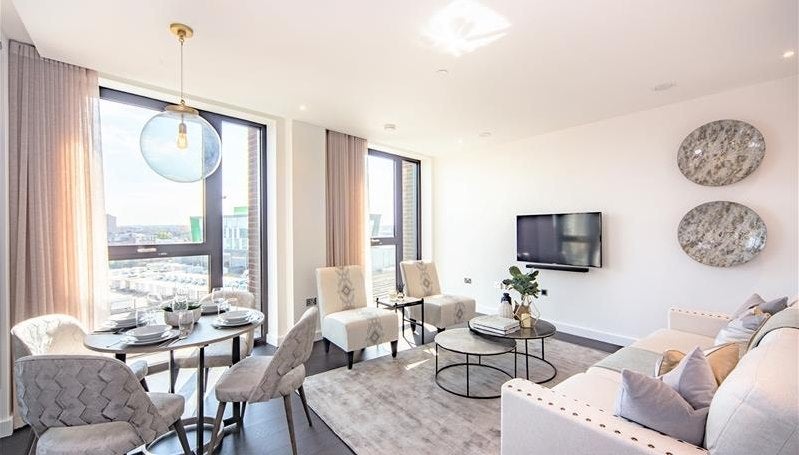 Flat Ponton Road in Greater London