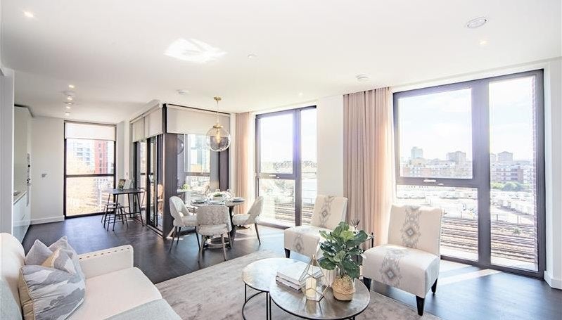 Flat Ponton Road in Greater London