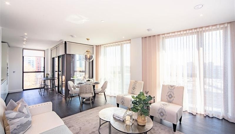 Flat Ponton Road in Greater London