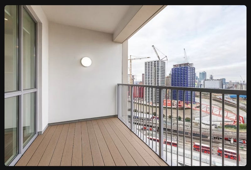 Room Silvertown Way in Greater London