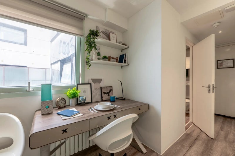 Room Chalk Farm Road in Greater London