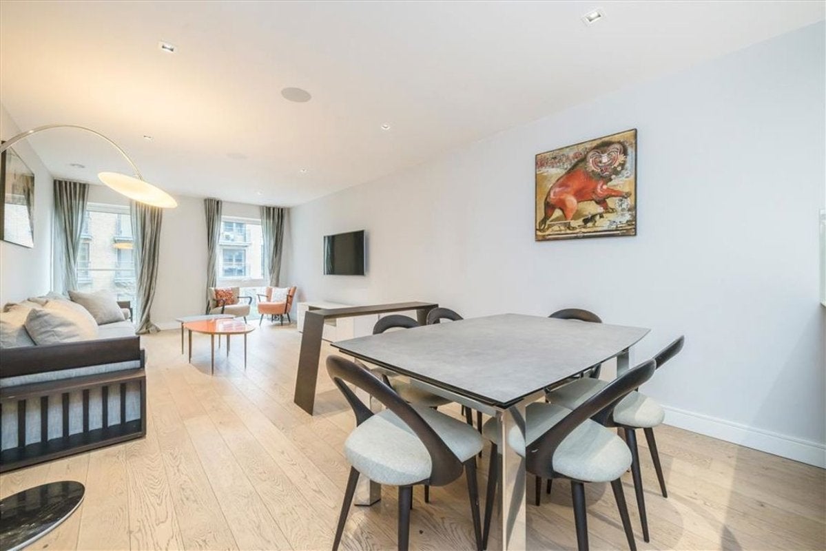 Flat Kew Bridge Road in Greater London