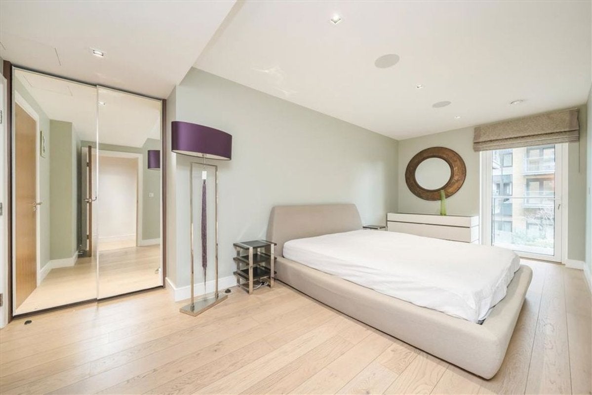 Flat Kew Bridge Road in Greater London