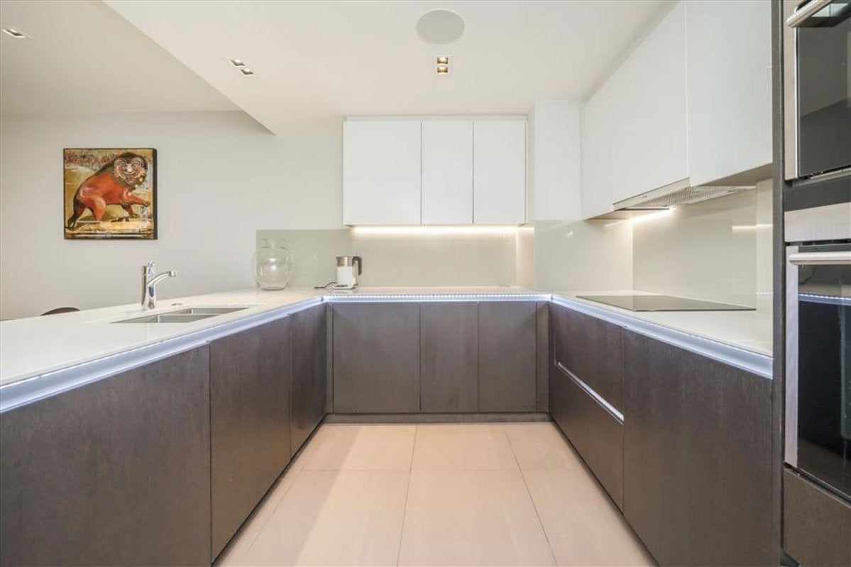 Flat Kew Bridge Road in Greater London