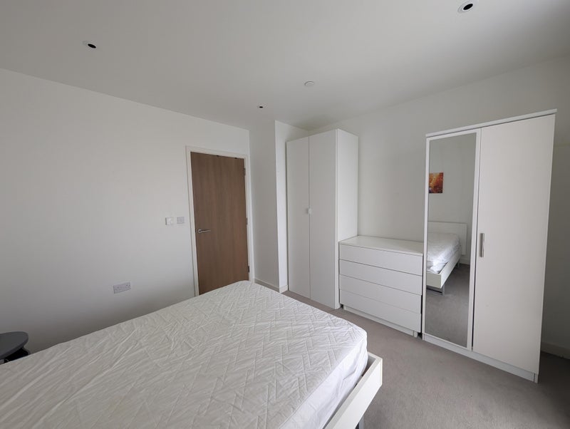 Room Devan Grove in Greater London