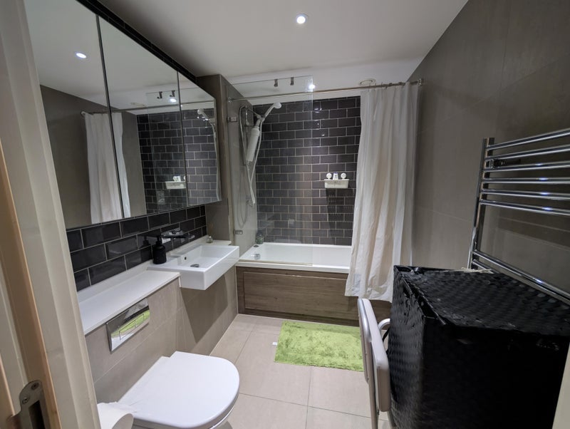 Room Devan Grove in Greater London