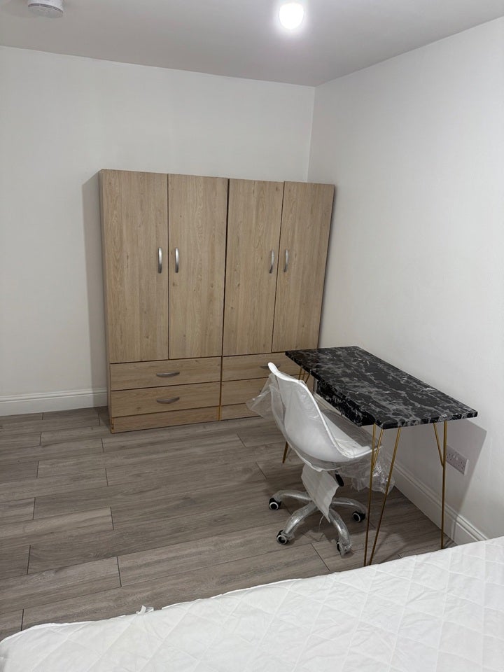 Flat Stewart Street in Greater London
