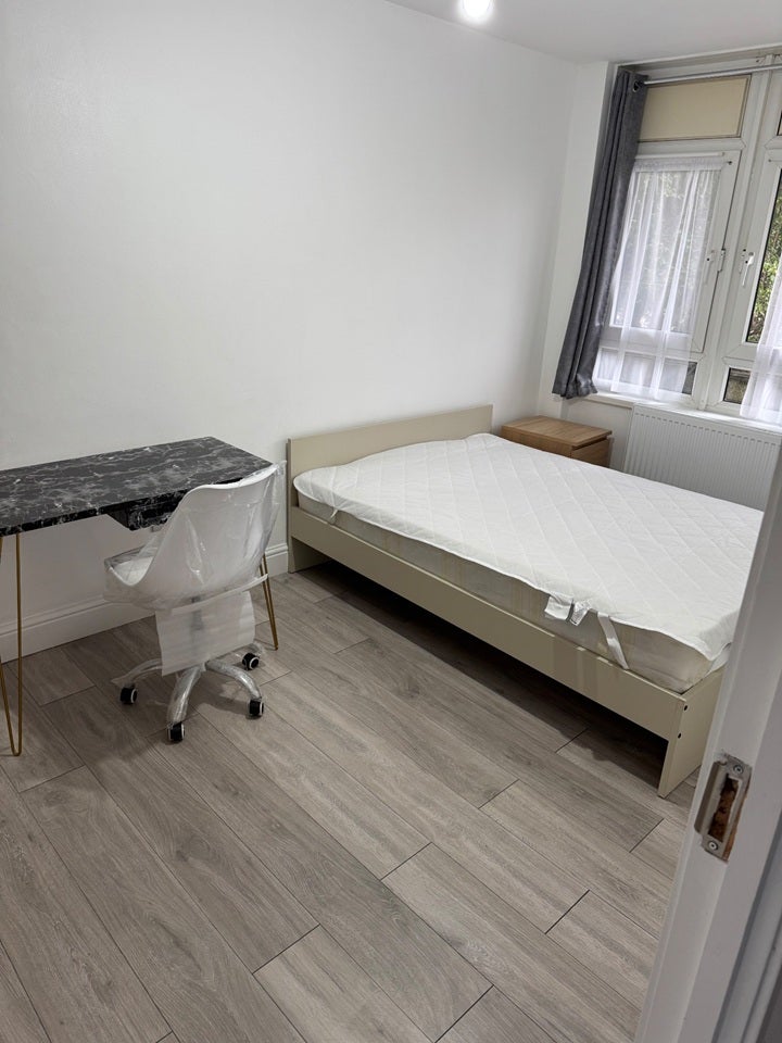 Flat Stewart Street in Greater London