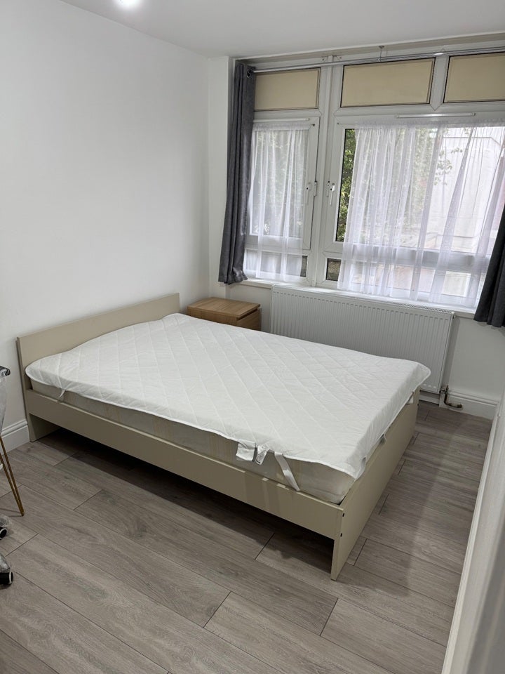 Flat Stewart Street in Greater London