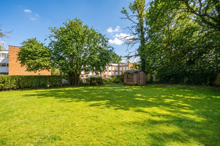 Flat Claremont Avenue in Woking