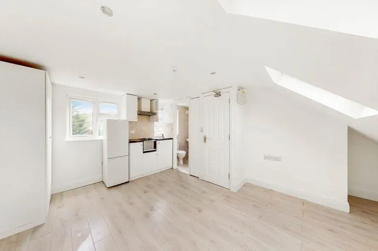 Flat Northolt Road in Greater London