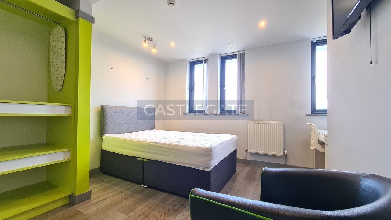 Room Half Moon Street in Huddersfield